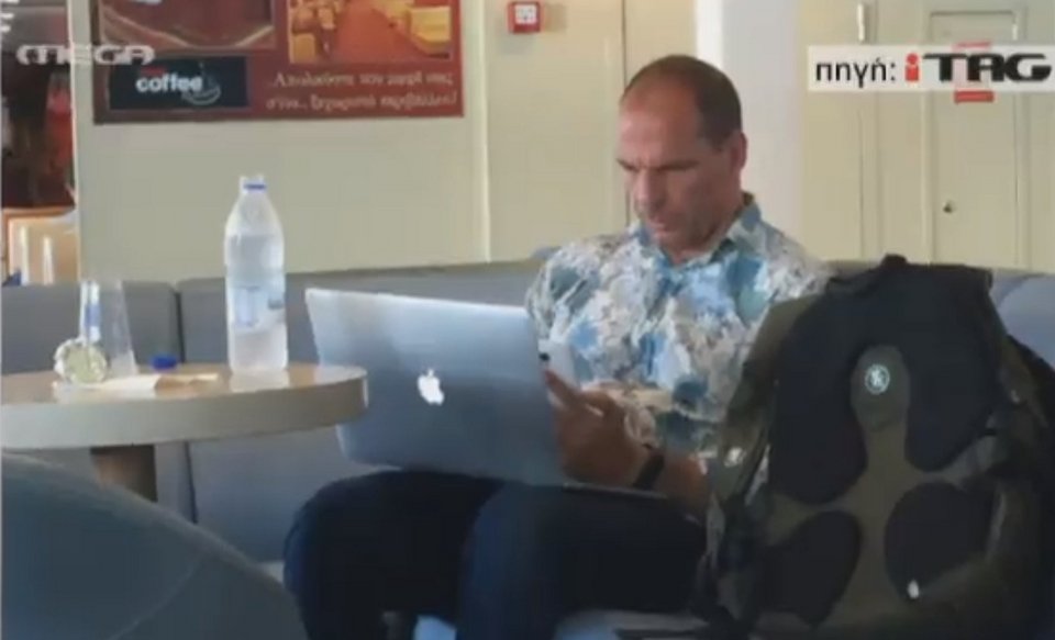 Στον ΣΥΡΙΖΑ σφάζονται και ο Γιάνης πάει Αίγινα - Με χαβανέζικο πουκάμισο στο πλοίο [εικόνες] | iefimerida.gr 0