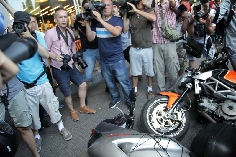 Η ροκ έξοδος Βαρουφάκη-Δανάης από το ΥΠΟΙΚ -Φλας, μικρόφωνα και... τα «μούτρα»της Στράτου [εικόνες] | iefimerida.gr 6