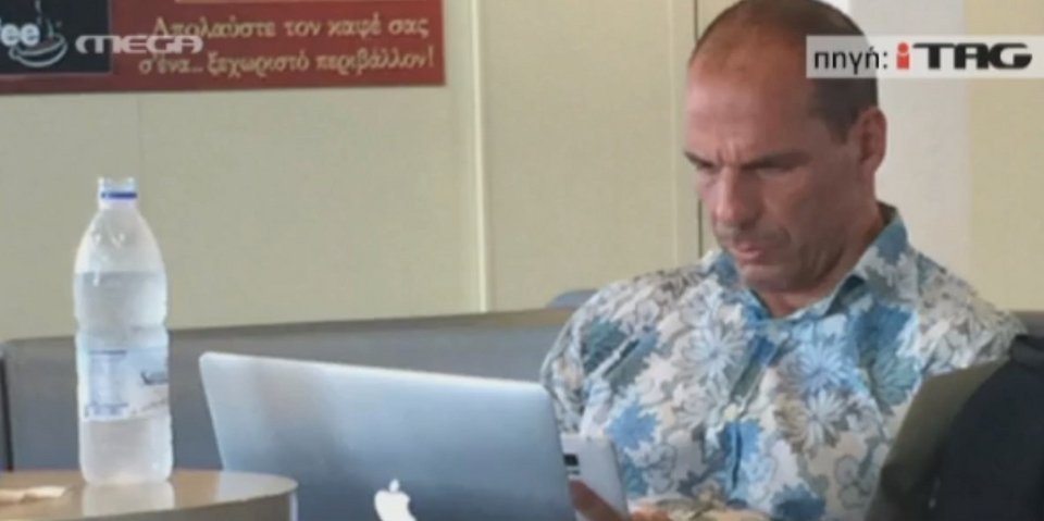 Στον ΣΥΡΙΖΑ σφάζονται και ο Γιάνης πάει Αίγινα - Με χαβανέζικο πουκάμισο στο πλοίο [εικόνες] | iefimerida.gr 1