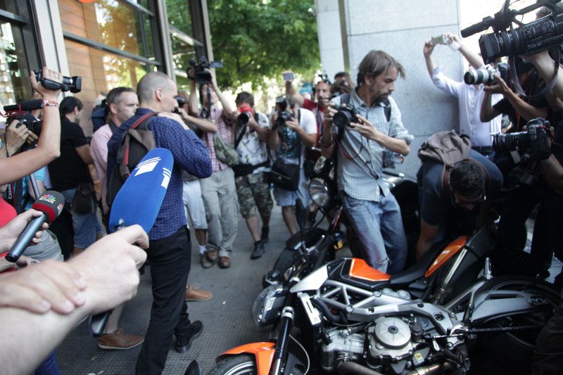 Η ροκ έξοδος Βαρουφάκη-Δανάης από το ΥΠΟΙΚ -Φλας, μικρόφωνα και... τα «μούτρα»της Στράτου [εικόνες] | iefimerida.gr 7