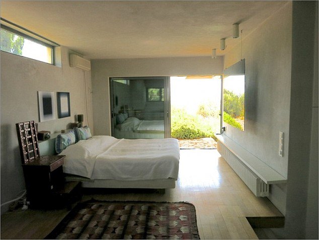 Η Daily Mail ειρωνεύεται τον Βαρουφάκη: Νοικιάζει τη βίλα του για 5.000 ευρώ την εβδομάδα για να ξεχρεώσει η Ελλάδα [εικόνες] | iefimerida.gr 3