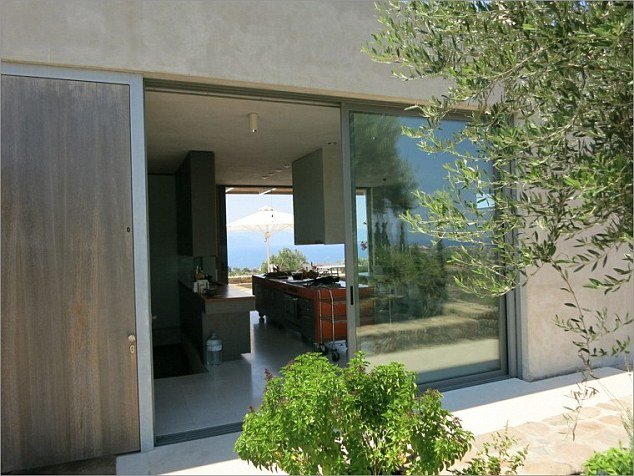 Η Daily Mail ειρωνεύεται τον Βαρουφάκη: Νοικιάζει τη βίλα του για 5.000 ευρώ την εβδομάδα για να ξεχρεώσει η Ελλάδα [εικόνες] | iefimerida.gr 4