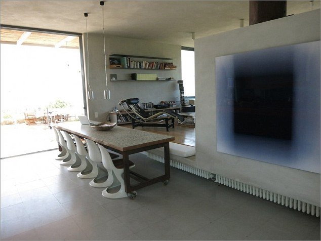 Η Daily Mail ειρωνεύεται τον Βαρουφάκη: Νοικιάζει τη βίλα του για 5.000 ευρώ την εβδομάδα για να ξεχρεώσει η Ελλάδα [εικόνες] | iefimerida.gr 5