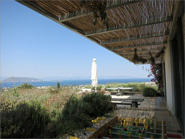 Η Daily Mail ειρωνεύεται τον Βαρουφάκη: Νοικιάζει τη βίλα του για 5.000 ευρώ την εβδομάδα για να ξεχρεώσει η Ελλάδα [εικόνες] | iefimerida.gr 6