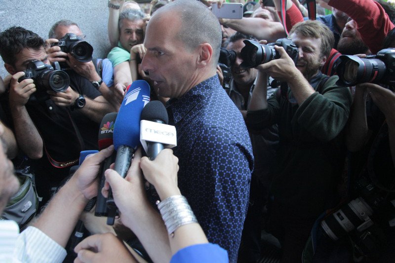 Η ροκ έξοδος Βαρουφάκη-Δανάης από το ΥΠΟΙΚ -Φλας, μικρόφωνα και... τα «μούτρα»της Στράτου [εικόνες] | iefimerida.gr 10