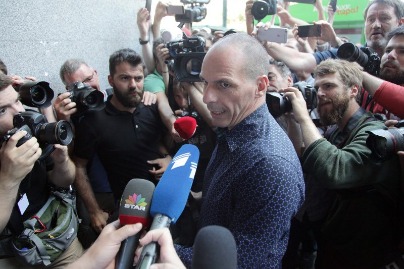 Η ροκ έξοδος Βαρουφάκη-Δανάης από το ΥΠΟΙΚ -Φλας, μικρόφωνα και... τα «μούτρα»της Στράτου [εικόνες] | iefimerida.gr 11