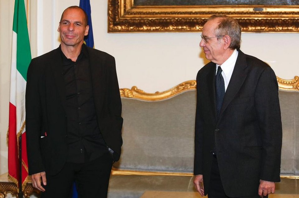 Στη Ρώμη ντυμένος στα μαύρα ο Γιάνης Βαρουφάκης – Το πρώτο σχόλιο του Guardian για το ντύσιμό του [εικόνες] | iefimerida.gr 0