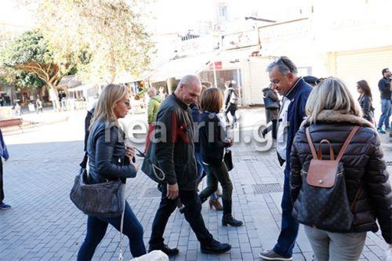 Ο Βαρουφάκης αγκαλιά με τον σκύλο του για καφέ στο Ηράκλειο [εικόνες] | iefimerida.gr 1