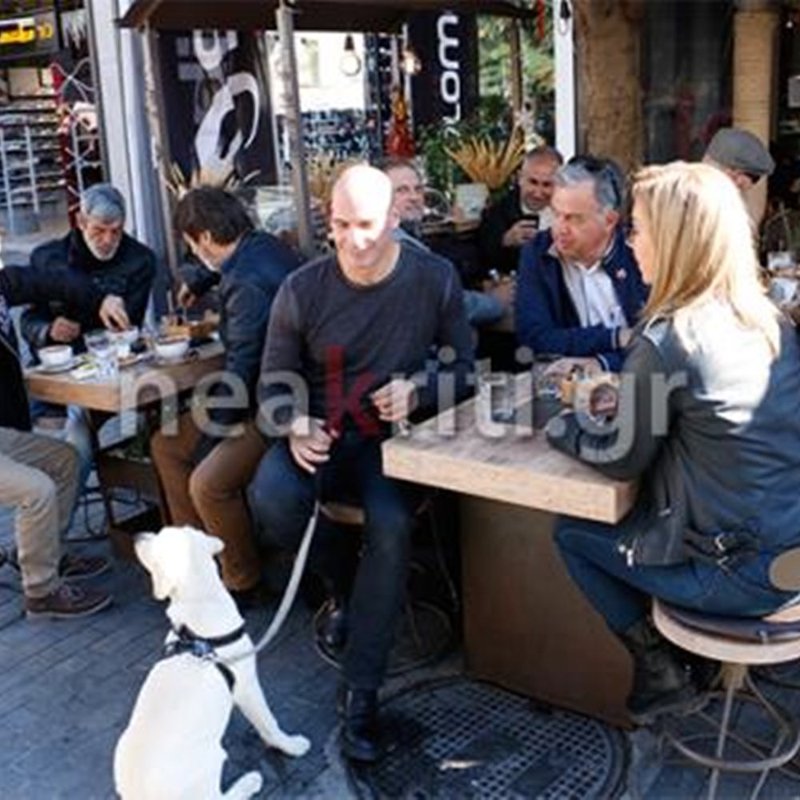 Ο Βαρουφάκης αγκαλιά με τον σκύλο του για καφέ στο Ηράκλειο [εικόνες] | iefimerida.gr 3