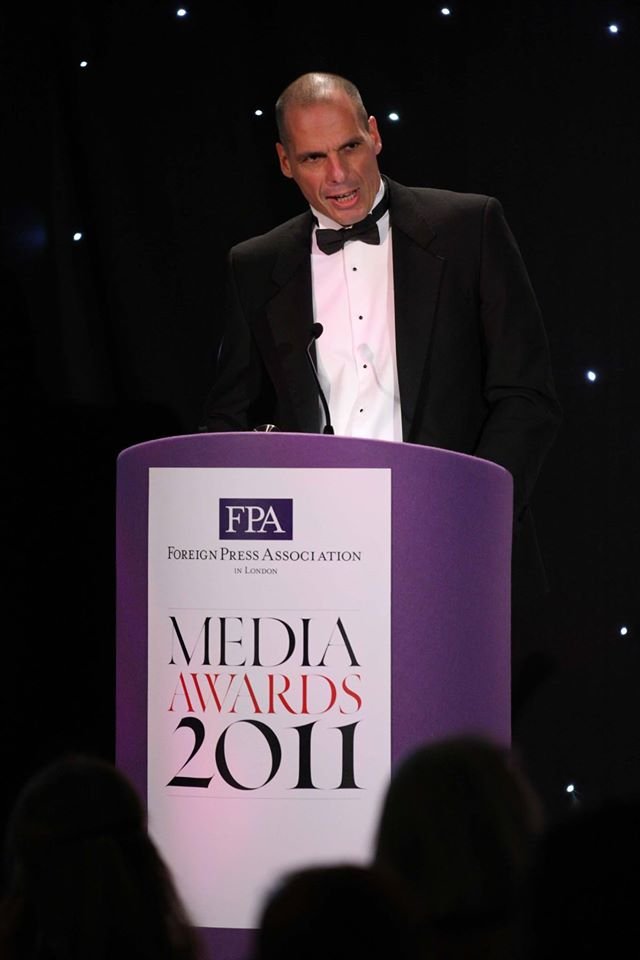 Οταν ο Γιάνης Βαρουφάκης φορούσε κοστούμι και παπιγιόν [εικόνα] | iefimerida.gr 0