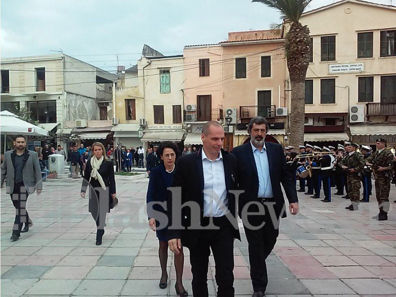 Με εμφάνιση-έκπληξη ο Γιάνης Βαρουφάκης στα Χανιά για την παρέλαση [εικόνες & βίντεο] | iefimerida.gr 0