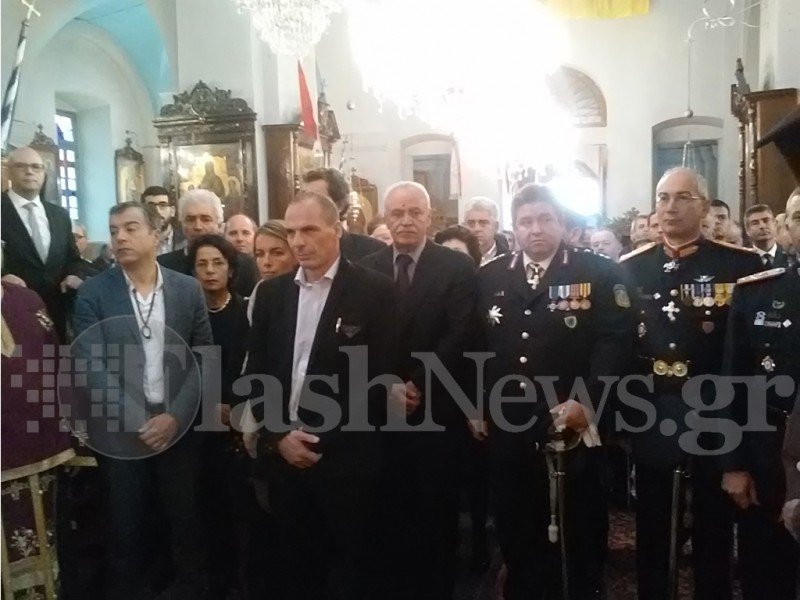 Με εμφάνιση-έκπληξη ο Γιάνης Βαρουφάκης στα Χανιά για την παρέλαση [εικόνες & βίντεο] | iefimerida.gr 1