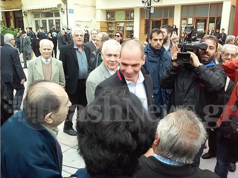 Με εμφάνιση-έκπληξη ο Γιάνης Βαρουφάκης στα Χανιά για την παρέλαση [εικόνες & βίντεο] | iefimerida.gr 3