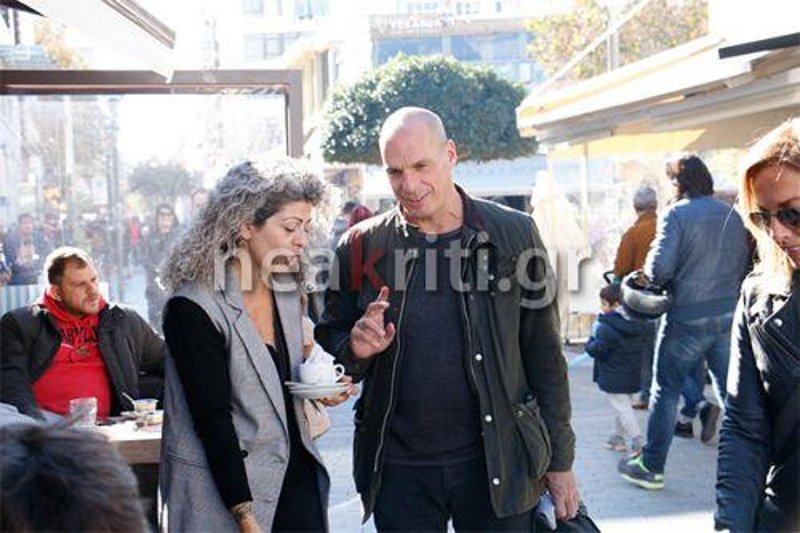 Ο Βαρουφάκης αγκαλιά με τον σκύλο του για καφέ στο Ηράκλειο [εικόνες] | iefimerida.gr 0