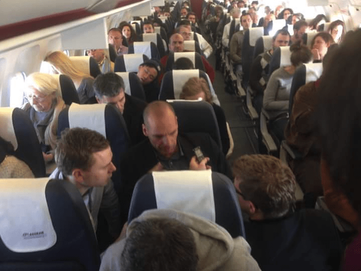 Ο Βαρουφάκης πέταξε για Παρίσι με την οικονομική θέση - Εδωσε συνέντευξη εν πτήσει [εικόνες] | iefimerida.gr 1