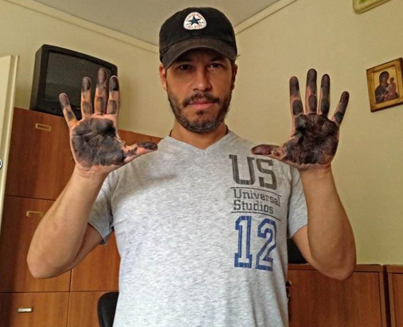 Στο τμήμα για να του πάρουν δαχτυλικά αποτυπώματα πασίγνωστος Ελληνας τραγουδιστής [εικόνα] | iefimerida.gr 0