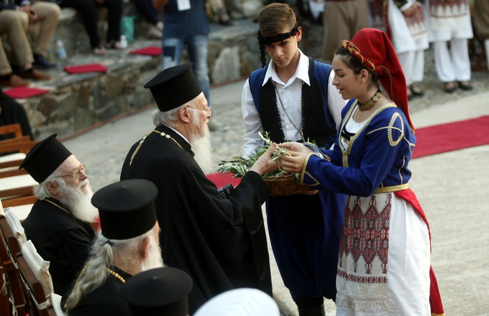 H Μαρία Φαραντούρη τραγούδησε για τους ιερείς, επικεφαλής των εκκλησιών στην Κρήτη [εικόνες & βίντεο] | iefimerida.gr 9