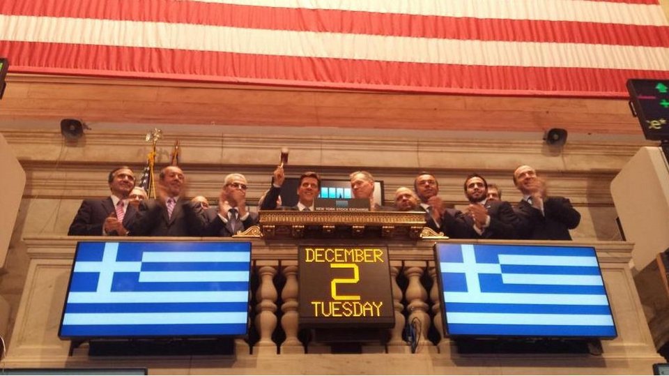 Αρωμα Ελλάδας στη Wall Street -Γιατί κυμάτιζε στο Χρηματιστήριο της Νέας Υόρκης η ελληνική σημαία [εικόνες] | iefimerida.gr 1