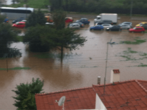 Από το μπαλκόνι του ο Βαρβιτσιώτης φωτογράφιζε την πλημμυρισμένη παραλιακή [εικόνα] | iefimerida.gr 0