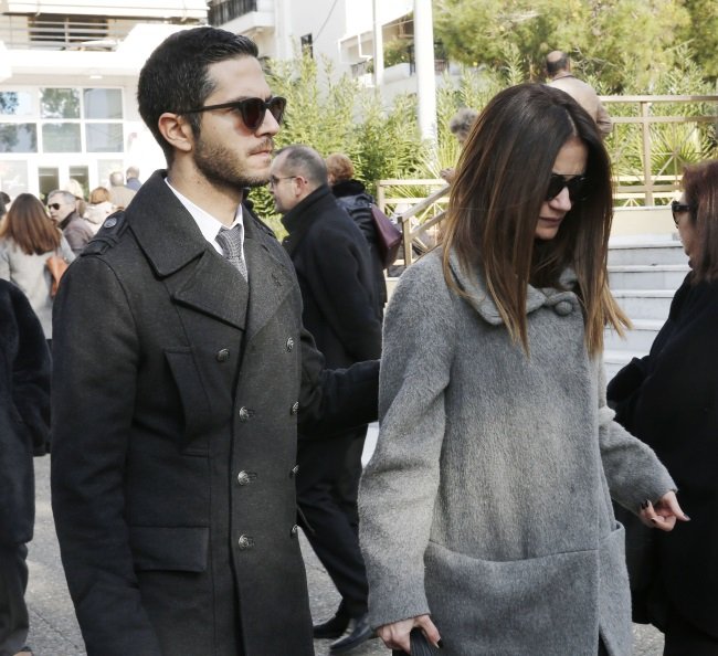 Πλήθος κόσμου και πολλοί πολιτικοί στην κηδεία του Βασίλη Μπεσκένη [εικόνες] | iefimerida.gr 11