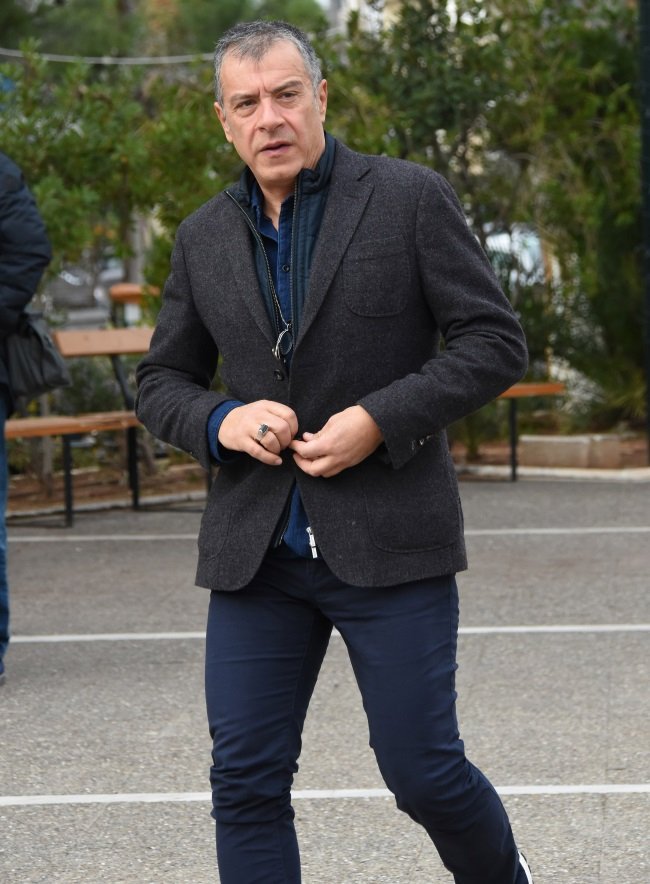 Πλήθος κόσμου και πολλοί πολιτικοί στην κηδεία του Βασίλη Μπεσκένη [εικόνες] | iefimerida.gr 0