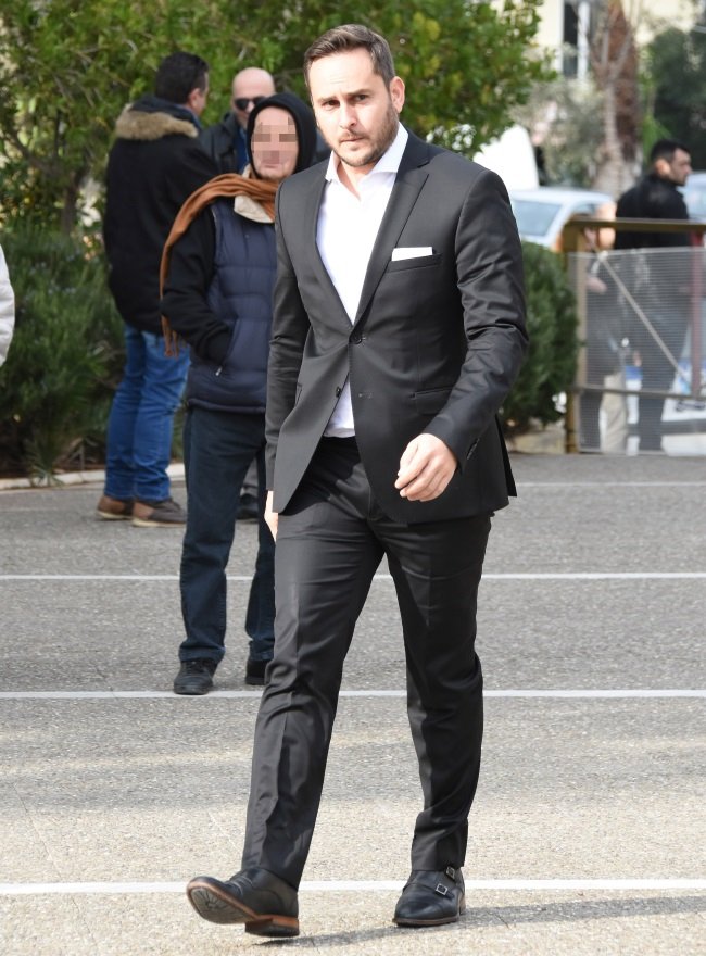 Πλήθος κόσμου και πολλοί πολιτικοί στην κηδεία του Βασίλη Μπεσκένη [εικόνες] | iefimerida.gr 1