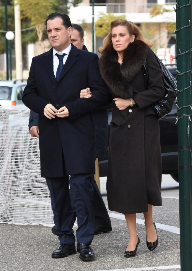 Πλήθος κόσμου και πολλοί πολιτικοί στην κηδεία του Βασίλη Μπεσκένη [εικόνες] | iefimerida.gr 2