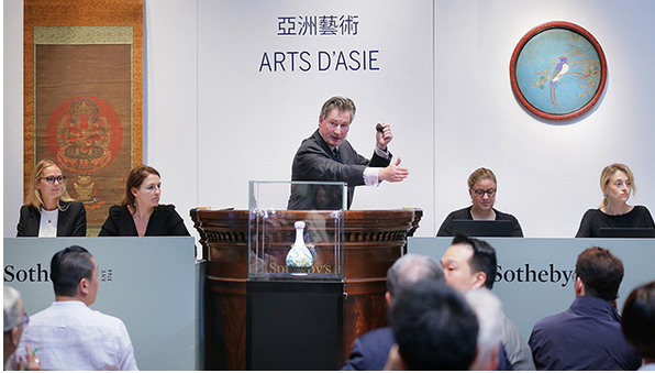 Κινέζος έδωσε 16,2 εκατ. ευρώ για ένα κιτς βάζο -Αυτοκρατορικό, του 1700 [εικόνα] | iefimerida.gr 0