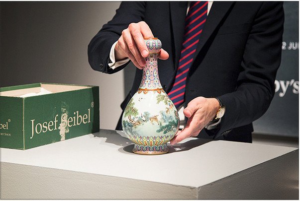 Κινέζος έδωσε 16,2 εκατ. ευρώ για ένα κιτς βάζο -Αυτοκρατορικό, του 1700 [εικόνα] | iefimerida.gr 2