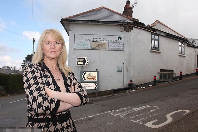 Κομμώτρια μετακομίζει γιατί της τράκαραν... το σπίτι 50 φορές! [εικόνες] | iefimerida.gr 1