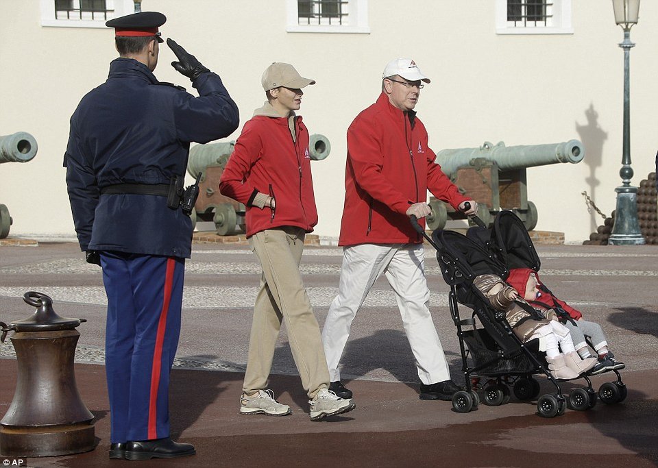 Το είδαμε και αυτό: Πριγκιπικό ζεύγος κατέβηκε σε διαδήλωση [εικόνες] | iefimerida.gr 6