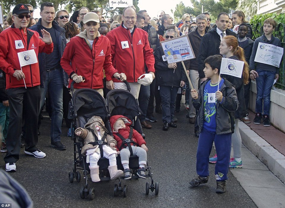 Το είδαμε και αυτό: Πριγκιπικό ζεύγος κατέβηκε σε διαδήλωση [εικόνες] | iefimerida.gr 7