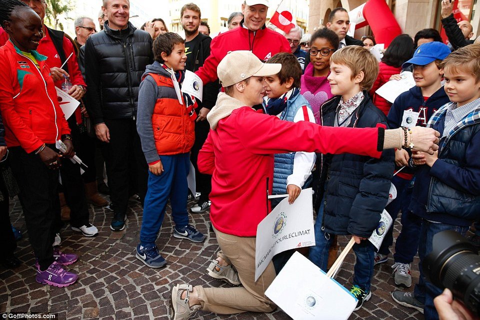 Το είδαμε και αυτό: Πριγκιπικό ζεύγος κατέβηκε σε διαδήλωση [εικόνες] | iefimerida.gr 1