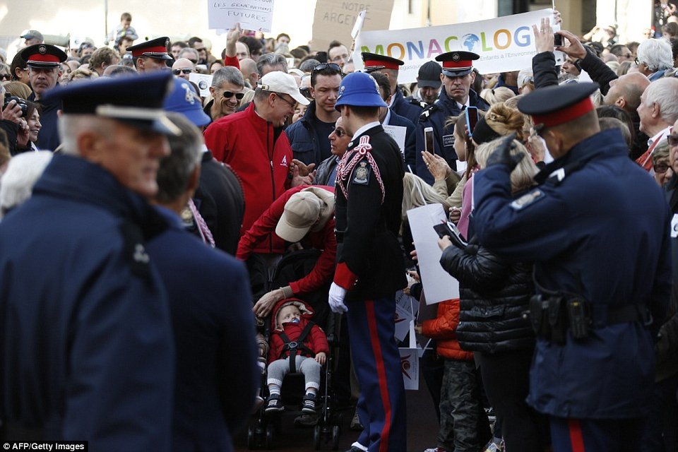 Το είδαμε και αυτό: Πριγκιπικό ζεύγος κατέβηκε σε διαδήλωση [εικόνες] | iefimerida.gr 2