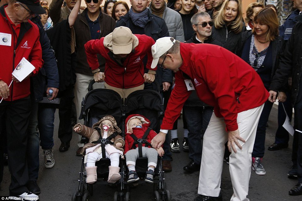 Το είδαμε και αυτό: Πριγκιπικό ζεύγος κατέβηκε σε διαδήλωση [εικόνες] | iefimerida.gr 3