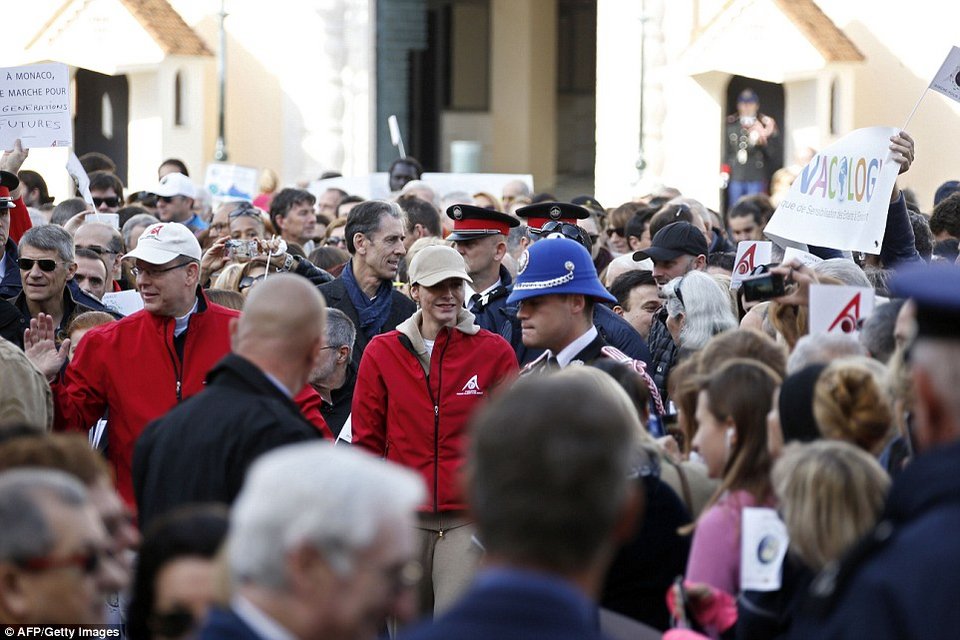Το είδαμε και αυτό: Πριγκιπικό ζεύγος κατέβηκε σε διαδήλωση [εικόνες] | iefimerida.gr 4