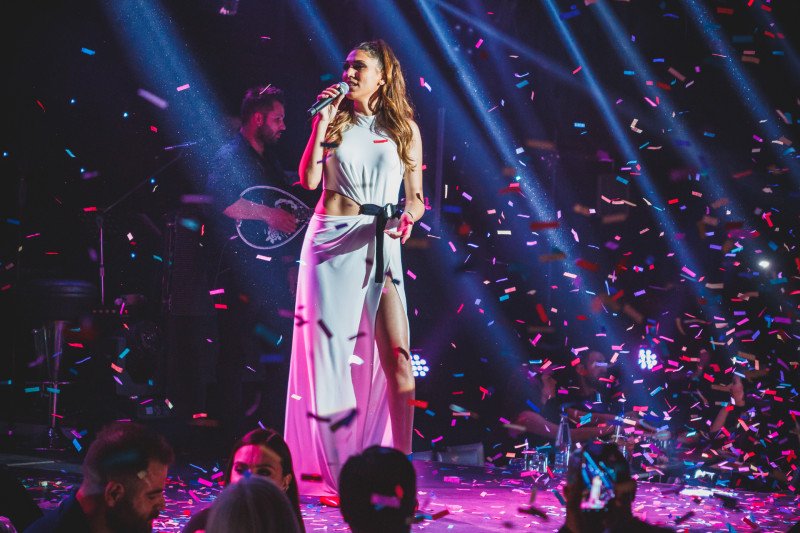 Την πάτησαν: Ηθοποιός και τραγουδίστρια εμφανίστηκαν με το ίδιο φόρεμα Στέλιος Κουδουνάρης [εικόνες] | iefimerida.gr 0