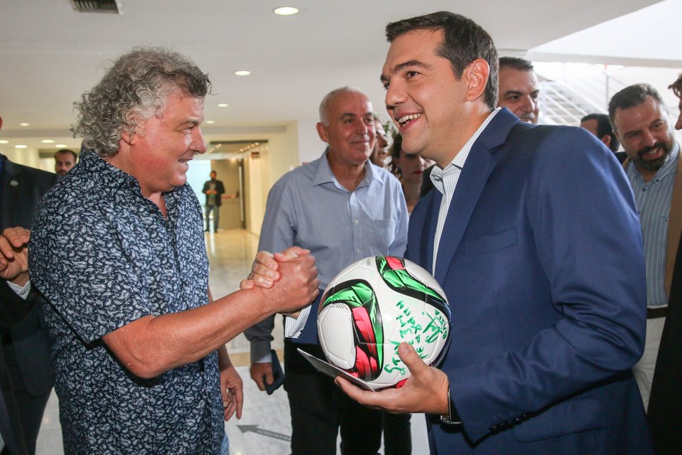 O Βασίλης Χατζηπαναγής έκανε μια μπάλα δώρο στον Τσίπρα [εικόνες] | iefimerida.gr 0