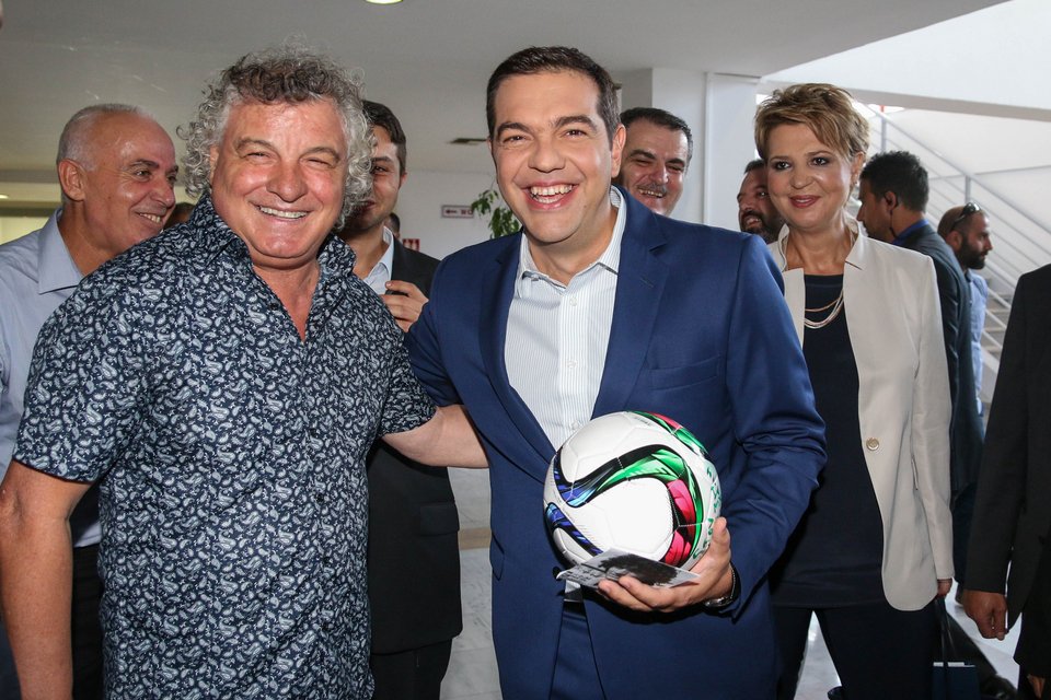 O Βασίλης Χατζηπαναγής έκανε μια μπάλα δώρο στον Τσίπρα [εικόνες] | iefimerida.gr 1