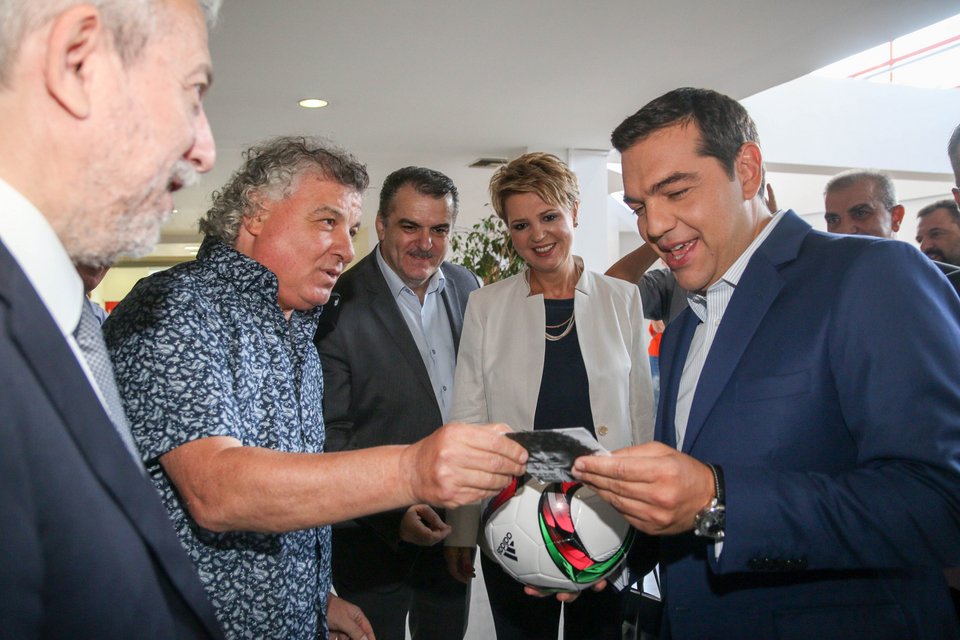 O Βασίλης Χατζηπαναγής έκανε μια μπάλα δώρο στον Τσίπρα [εικόνες] | iefimerida.gr 2