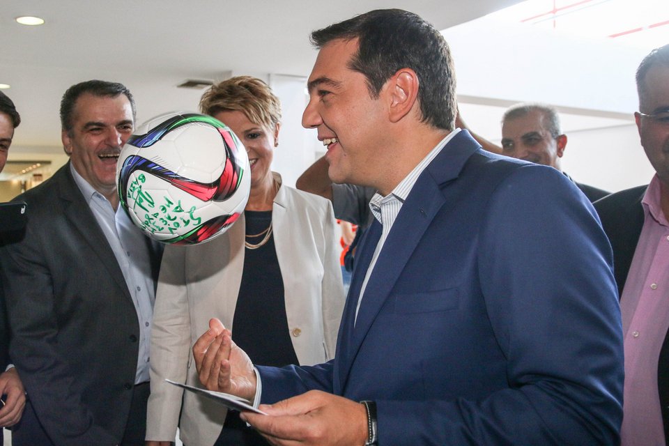 O Βασίλης Χατζηπαναγής έκανε μια μπάλα δώρο στον Τσίπρα [εικόνες] | iefimerida.gr 4