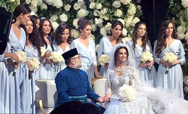 Η 25χρονη Μις Μόσχα παντρεύτηκε τον 49χρονο βασιλιά της Μαλαισίας -Φόρεσε και χιτζάμπ [εικόνες] | iefimerida.gr 1