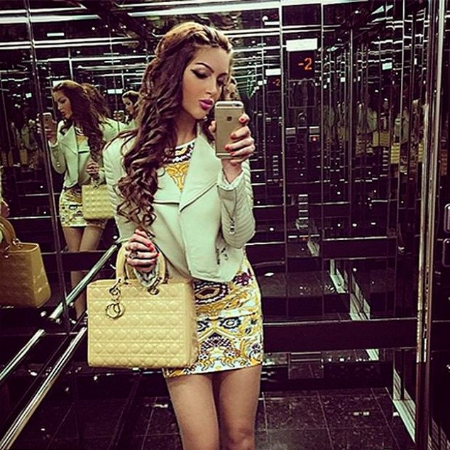 Η 25χρονη Μις Μόσχα παντρεύτηκε τον 49χρονο βασιλιά της Μαλαισίας -Φόρεσε και χιτζάμπ [εικόνες] | iefimerida.gr 6