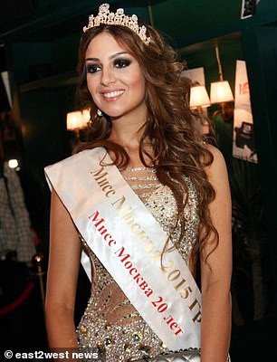 Η 25χρονη Μις Μόσχα παντρεύτηκε τον 49χρονο βασιλιά της Μαλαισίας -Φόρεσε και χιτζάμπ [εικόνες] | iefimerida.gr 5