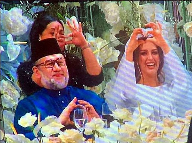 Η 25χρονη Μις Μόσχα παντρεύτηκε τον 49χρονο βασιλιά της Μαλαισίας -Φόρεσε και χιτζάμπ [εικόνες] | iefimerida.gr 3