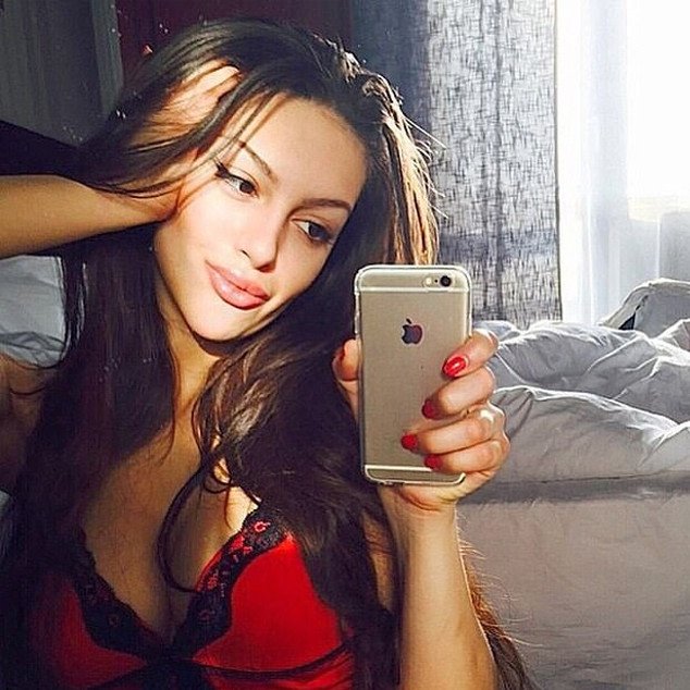 Η 25χρονη Μις Μόσχα παντρεύτηκε τον 49χρονο βασιλιά της Μαλαισίας -Φόρεσε και χιτζάμπ [εικόνες] | iefimerida.gr 10