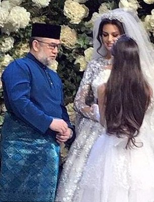 Η 25χρονη Μις Μόσχα παντρεύτηκε τον 49χρονο βασιλιά της Μαλαισίας -Φόρεσε και χιτζάμπ [εικόνες] | iefimerida.gr 2