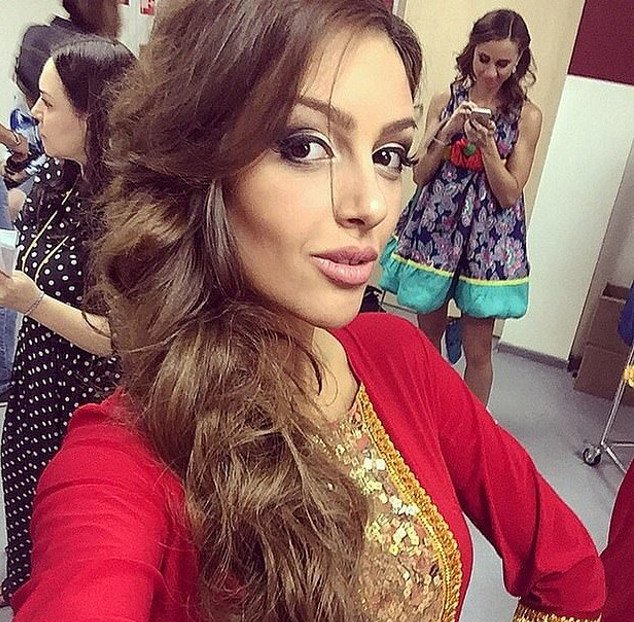 Η 25χρονη Μις Μόσχα παντρεύτηκε τον 49χρονο βασιλιά της Μαλαισίας -Φόρεσε και χιτζάμπ [εικόνες] | iefimerida.gr 9