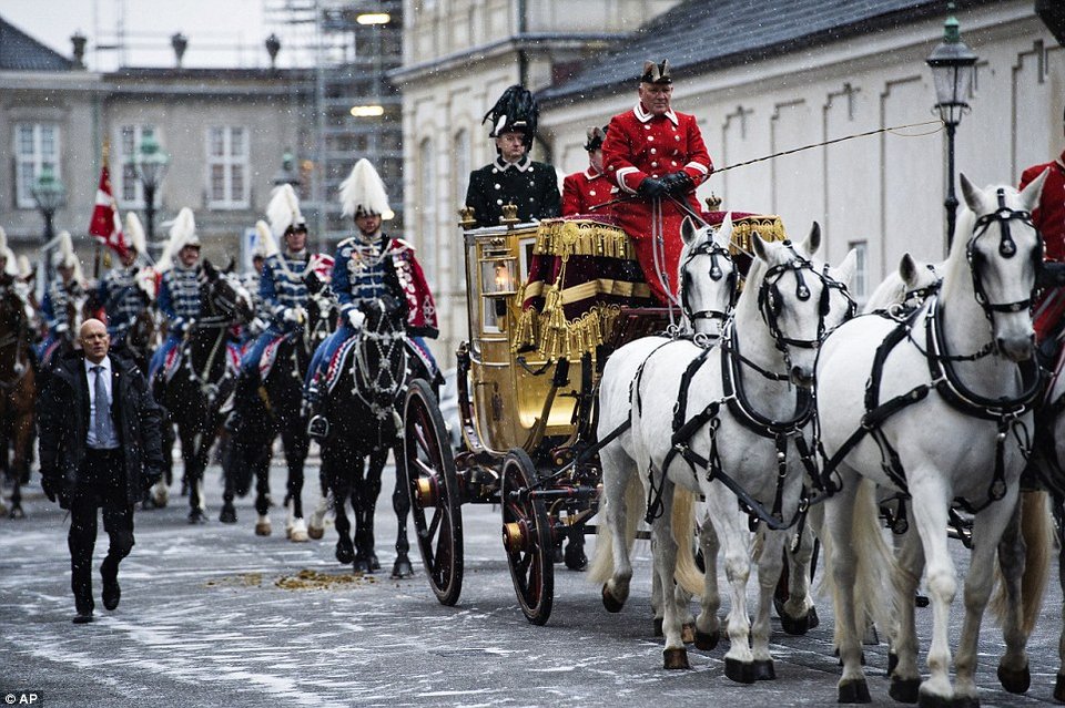 Η χρυσή άμαξα 24 καρατίων της βασίλισσας της Δανίας -Τη χρησιμοποιεί μία φορά το χρόνο [εικόνες] | iefimerida.gr 2