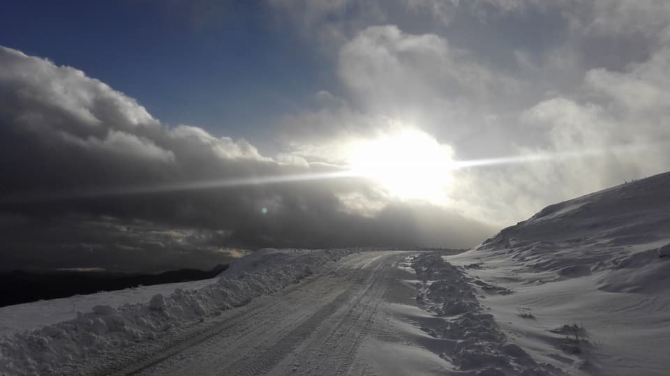 Αυτός είναι ο σκιέρ που καταπλακώθηκε από χιονοστιβάδα στη Βασιλίτσα [εικόνες & βίντεο] | iefimerida.gr 7